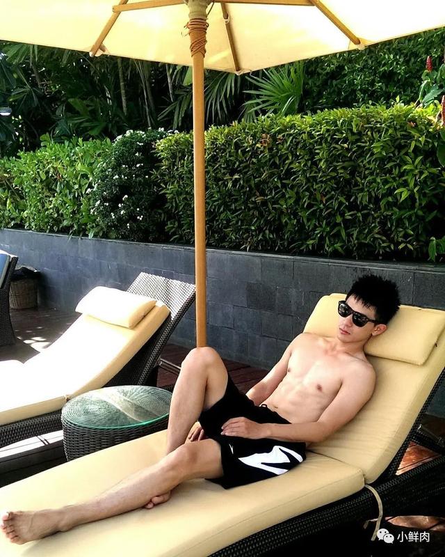 与吴青峰陈意涵合影的羽毛球小哥走红,网友:体会到萧亚轩的快乐