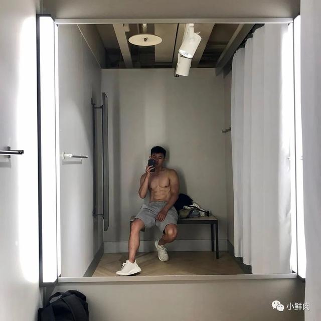 与吴青峰陈意涵合影的羽毛球小哥走红,网友:体会到萧亚轩的快乐