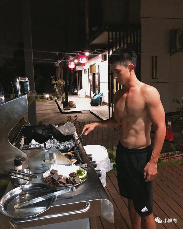 与吴青峰陈意涵合影的羽毛球小哥走红,网友:体会到萧亚轩的快乐