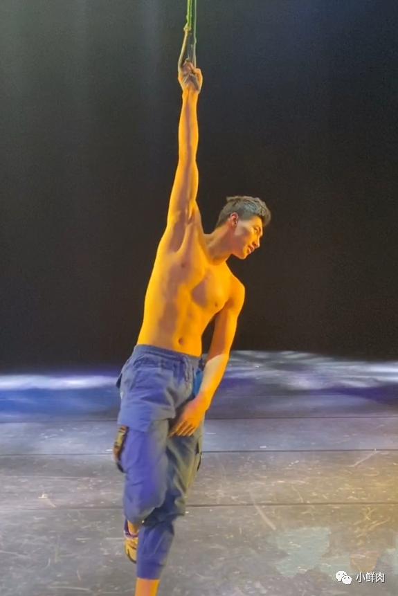东北大鼻子杂技小哥走红，这实力也太强大了吧