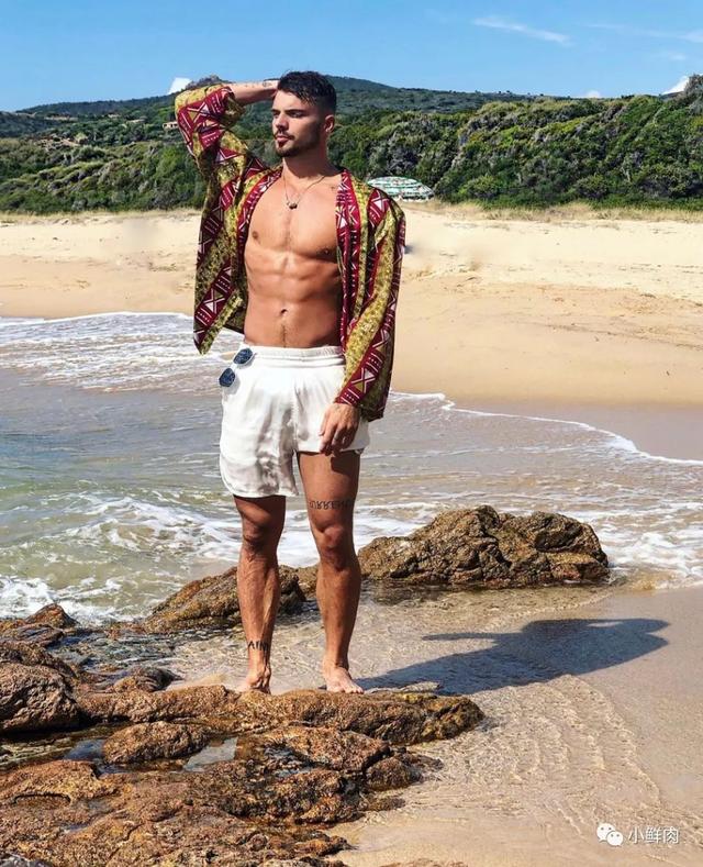 广州95后数学老师走红!这明明是男团出道的颜值啊