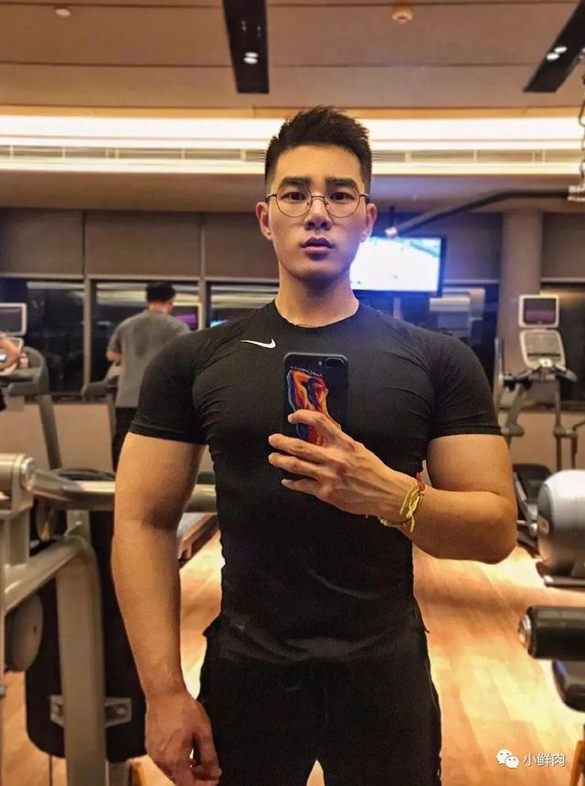 广州95后数学老师走红!这明明是男团出道的颜值啊