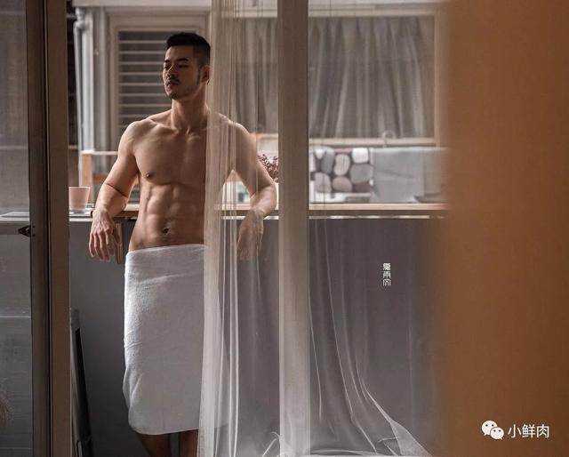 广州95后数学老师走红!这明明是男团出道的颜值啊