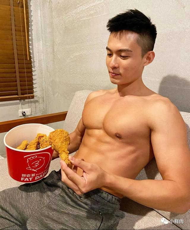 肌肉帅哥教练到底有多拼?身材逆袭不输彭于晏