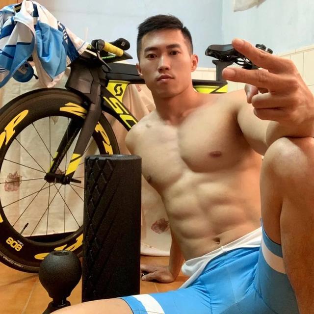 铁人三项紧身衣小哥火了,这看点跟陈艾森不分伯仲?!