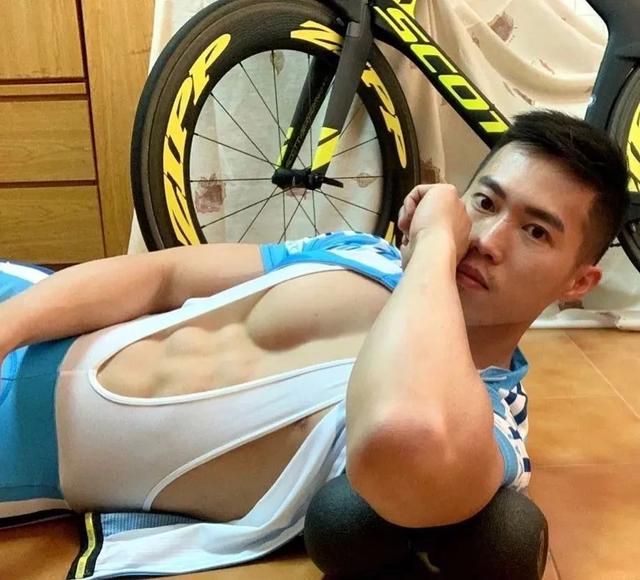 铁人三项紧身衣小哥火了,这看点跟陈艾森不分伯仲?!