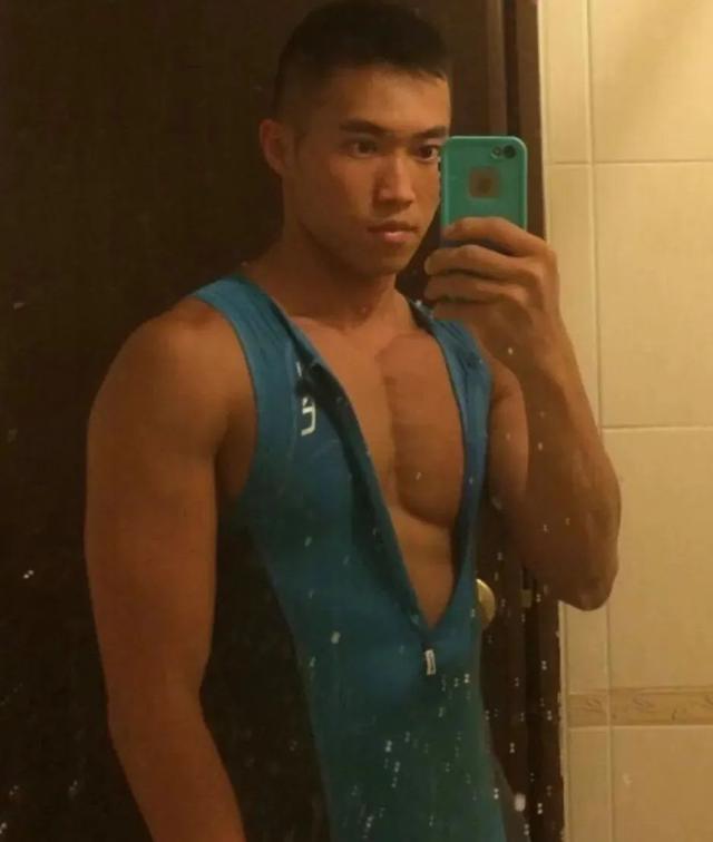 铁人三项紧身衣小哥火了,这看点跟陈艾森不分伯仲?!