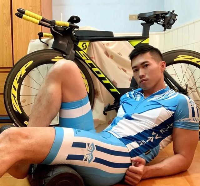 铁人三项紧身衣小哥火了,这看点跟陈艾森不分伯仲?!