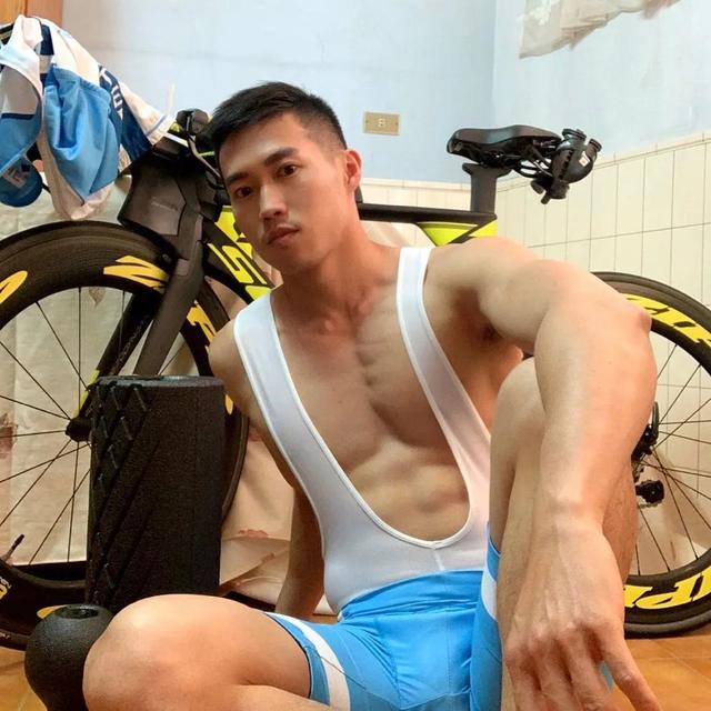 铁人三项紧身衣小哥火了,这看点跟陈艾森不分伯仲?!