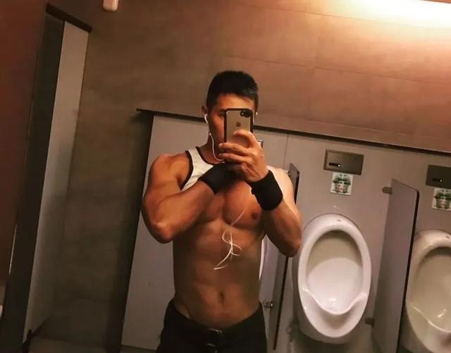 铁人三项紧身衣小哥火了,这看点跟陈艾森不分伯仲?!