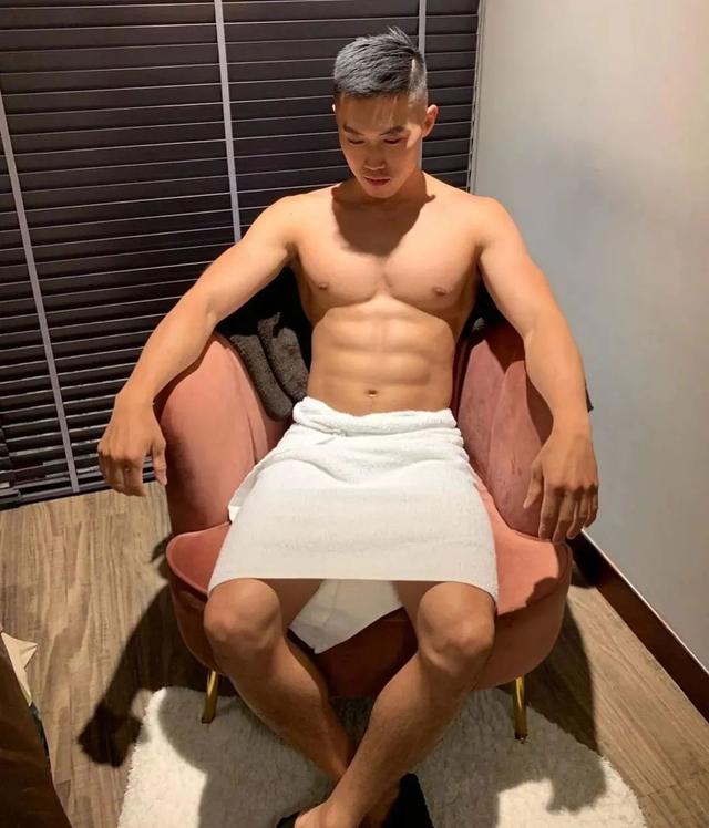 铁人三项紧身衣小哥火了,这看点跟陈艾森不分伯仲?!