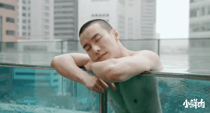 王冠逸新剧晒牛奶胸肌,网友们直呼:这也太犯规了吧