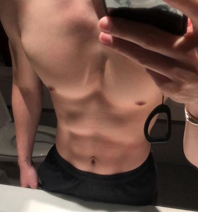 王冠逸新剧晒牛奶胸肌,网友们直呼:这也太犯规了吧