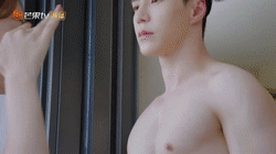 王冠逸新剧晒牛奶胸肌,网友们直呼:这也太犯规了吧