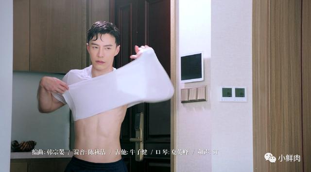 王冠逸新剧晒牛奶胸肌,网友们直呼:这也太犯规了吧