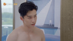 王冠逸新剧晒牛奶胸肌,网友们直呼:这也太犯规了吧