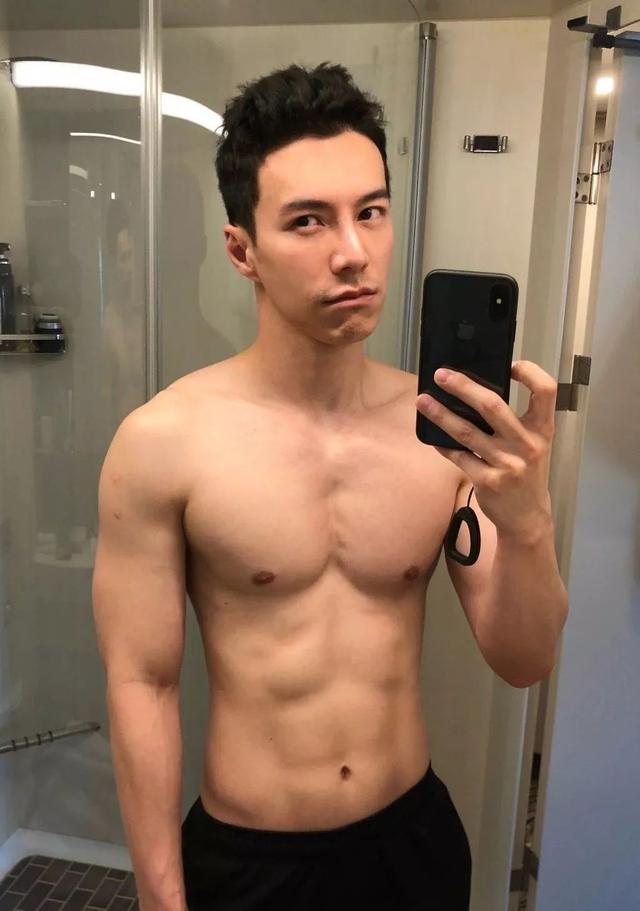 王冠逸新剧晒牛奶胸肌,网友们直呼:这也太犯规了吧