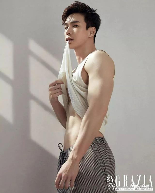 王冠逸新剧晒牛奶胸肌,网友们直呼:这也太犯规了吧