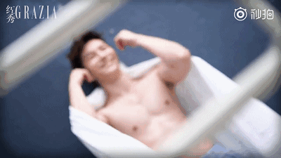 王冠逸新剧晒牛奶胸肌,网友们直呼:这也太犯规了吧