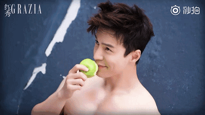 王冠逸新剧晒牛奶胸肌,网友们直呼:这也太犯规了吧