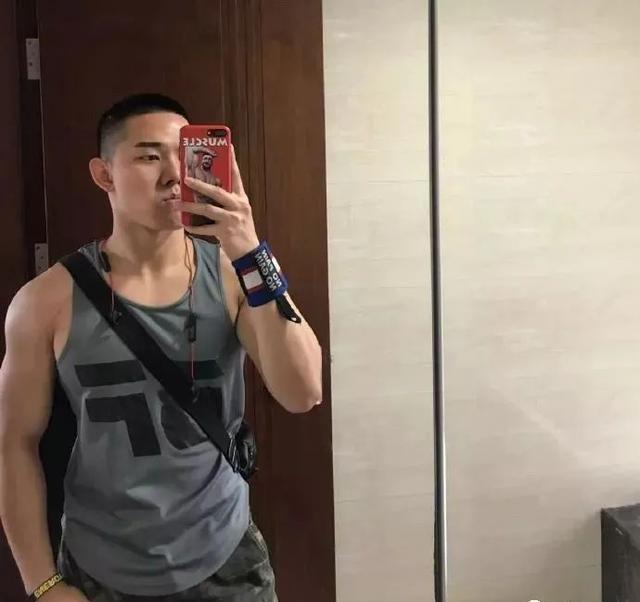 96年广州寸头小哥火了,为什么健身后越来越帅?