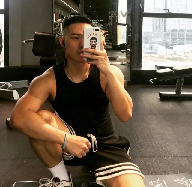96年广州寸头小哥火了,为什么健身后越来越帅?