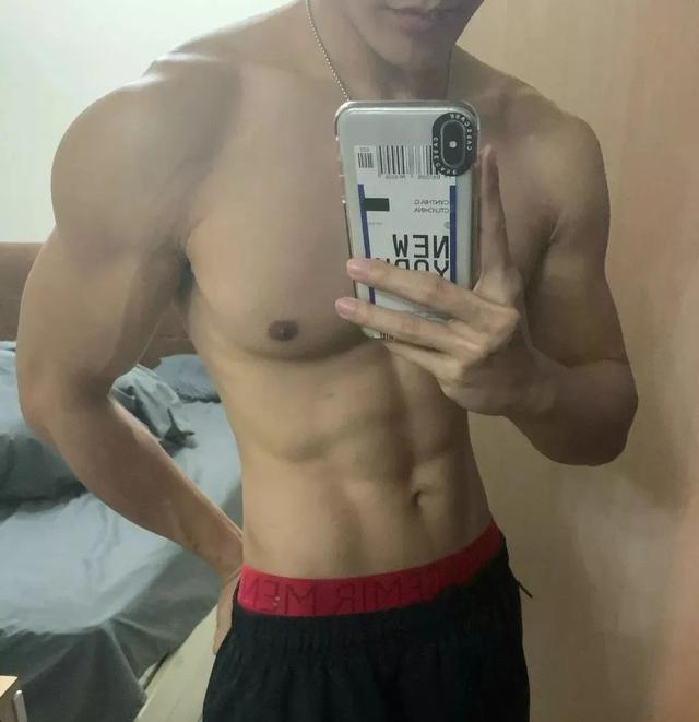 96年广州寸头小哥火了,为什么健身后越来越帅?