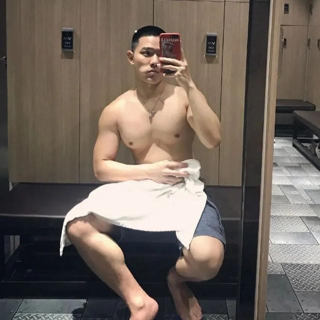 96年广州寸头小哥火了,为什么健身后越来越帅?