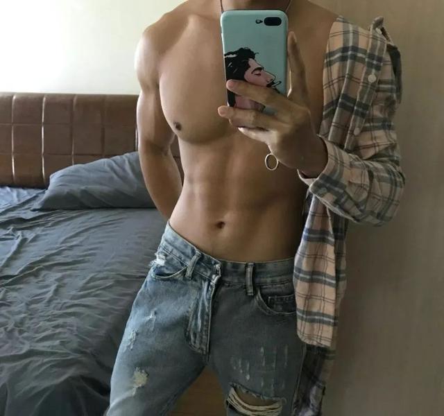 96年广州寸头小哥火了,为什么健身后越来越帅?