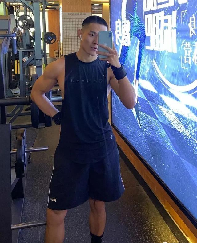 96年广州寸头小哥火了,为什么健身后越来越帅?