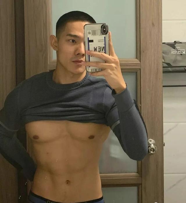 96年广州寸头小哥火了,为什么健身后越来越帅?