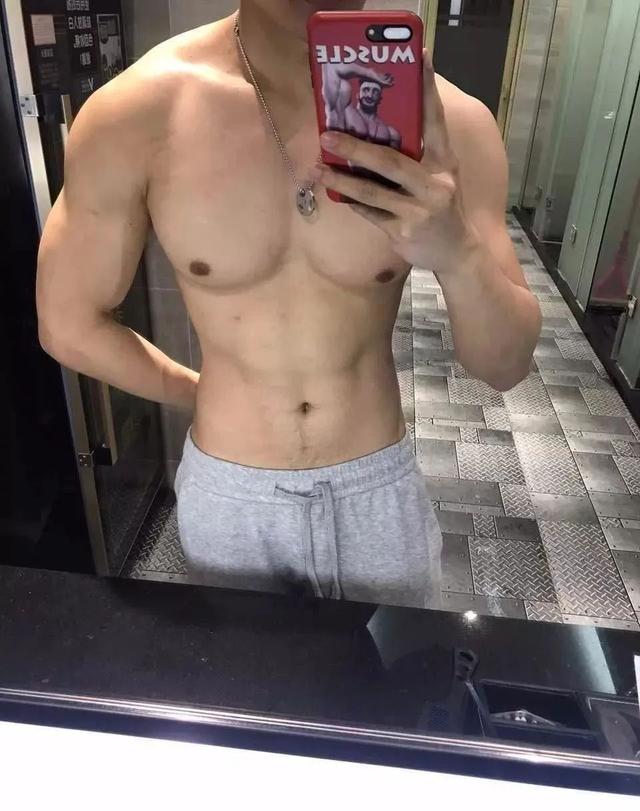 96年广州寸头小哥火了,为什么健身后越来越帅?