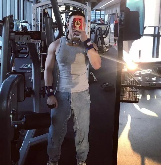 96年广州寸头小哥火了,为什么健身后越来越帅?