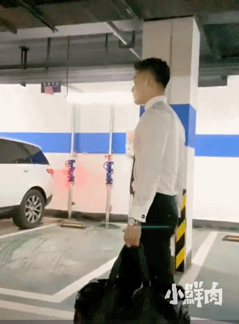 186CM广州房产正装小哥火了,网友:我要找他买房