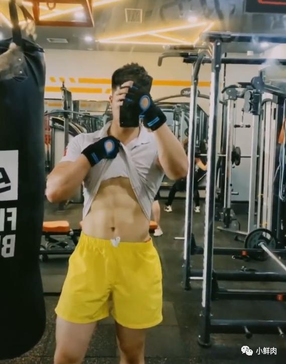 186CM广州房产正装小哥火了,网友:我要找他买房