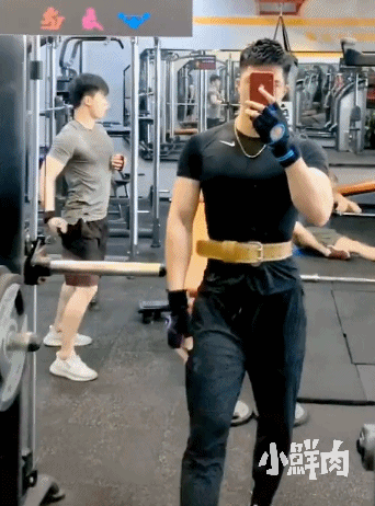 186CM广州房产正装小哥火了,网友:我要找他买房