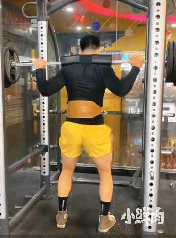 186CM广州房产正装小哥火了,网友:我要找他买房