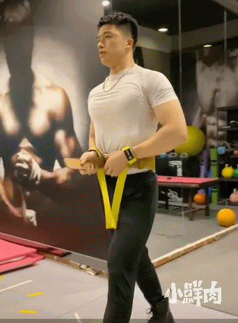 186CM广州房产正装小哥火了,网友:我要找他买房