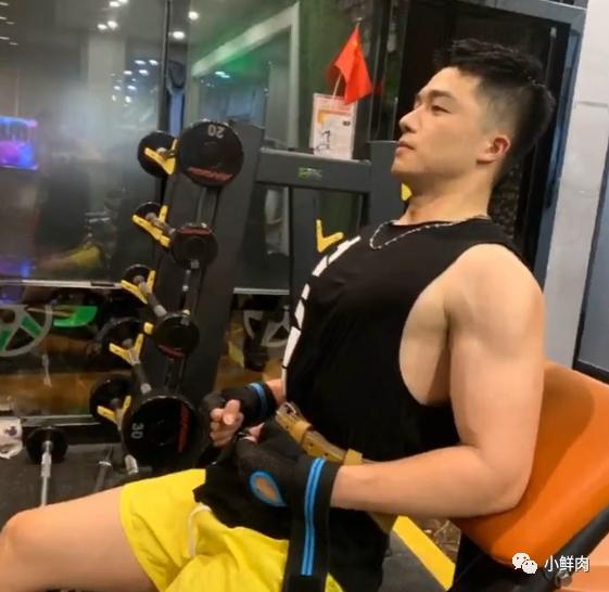 186CM广州房产正装小哥火了,网友:我要找他买房