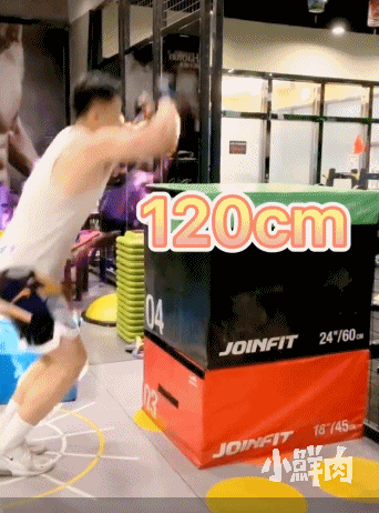 186CM广州房产正装小哥火了,网友:我要找他买房