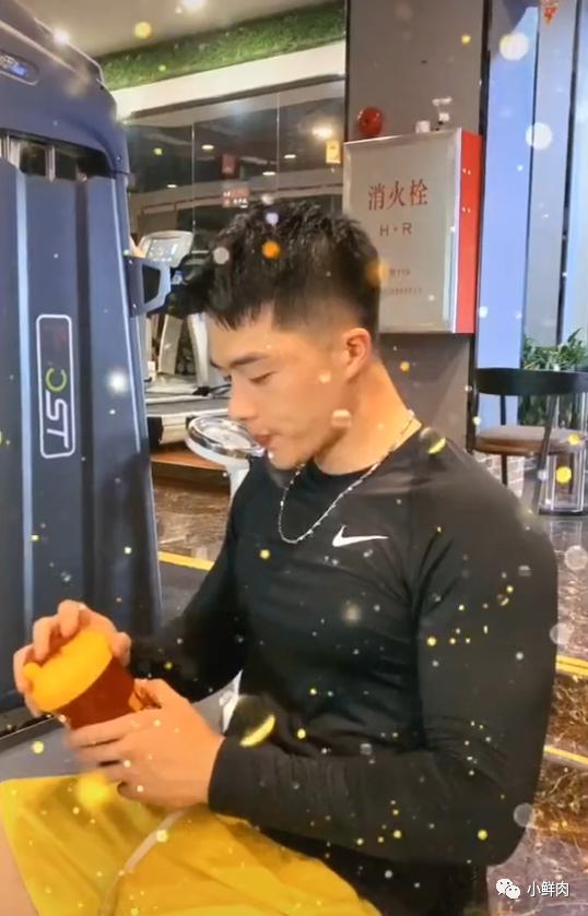 186CM广州房产正装小哥火了,网友:我要找他买房