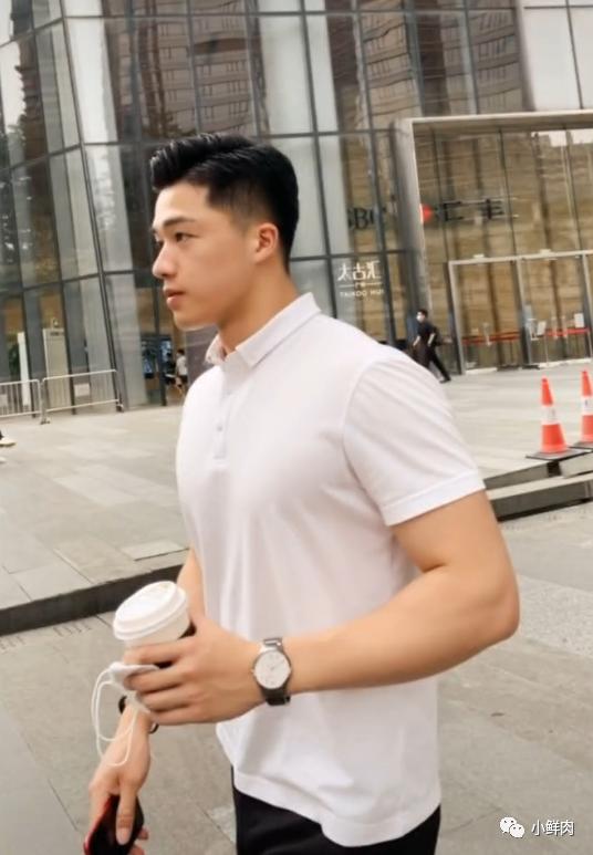 186CM广州房产正装小哥火了,网友:我要找他买房