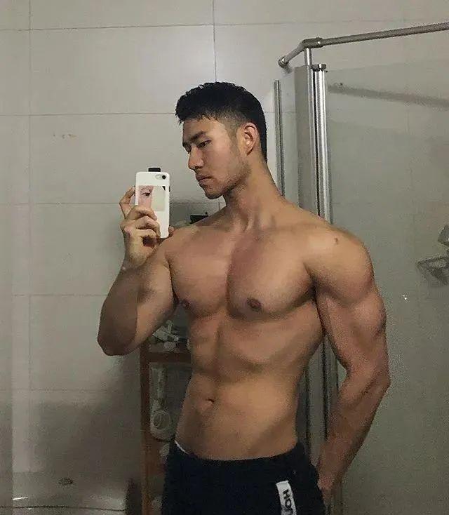 寸头大鼻子网红硬照一览,这腱子肉不输张云龙韩东君!