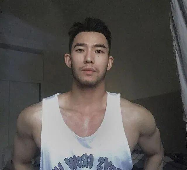 寸头大鼻子网红硬照一览,这腱子肉不输张云龙韩东君!