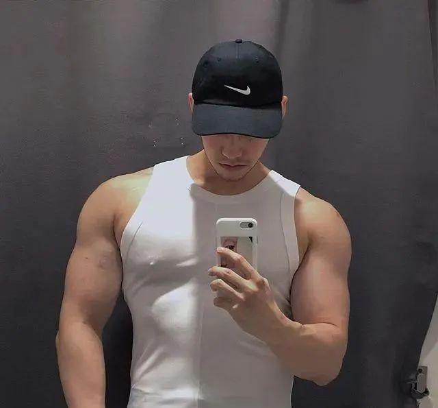 寸头大鼻子网红硬照一览,这腱子肉不输张云龙韩东君!