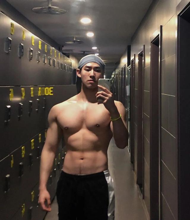 寸头大鼻子网红硬照一览,这腱子肉不输张云龙韩东君!