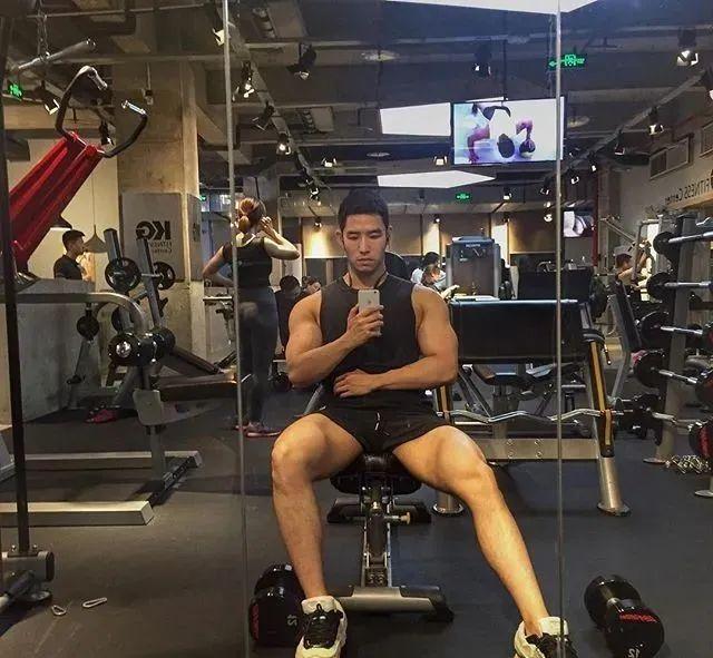 寸头大鼻子网红硬照一览,这腱子肉不输张云龙韩东君!