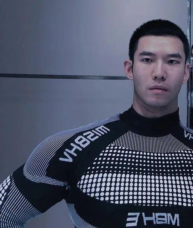 寸头大鼻子网红硬照一览,这腱子肉不输张云龙韩东君!