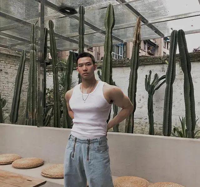 寸头大鼻子网红硬照一览,这腱子肉不输张云龙韩东君!