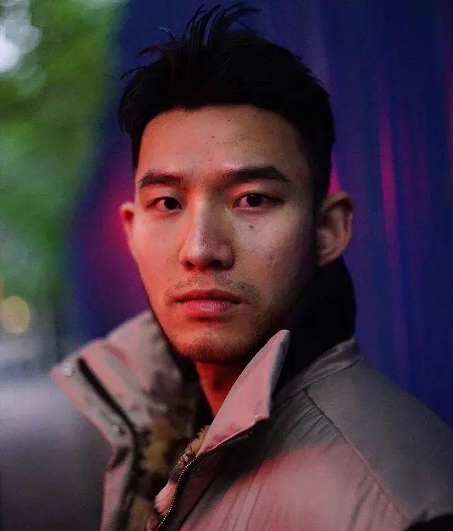 寸头大鼻子网红硬照一览,这腱子肉不输张云龙韩东君!